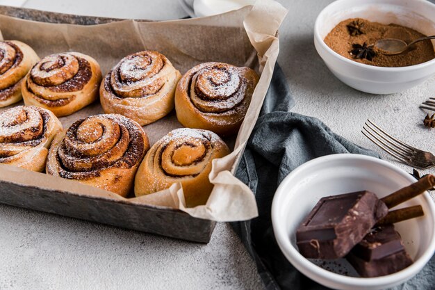 Alto ángulo de concepto de deliciosos rollos de canela