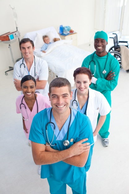 Foto alto ângulo da equipe médica com um paciente infantil