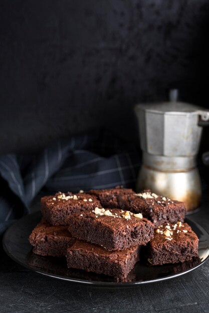 Alto ângulo de brownies no prato com chaleira e copie o espaço