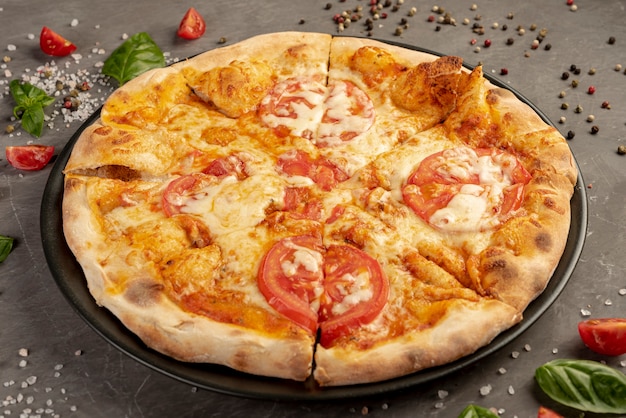 Foto alto ângulo de deliciosa pizza com tomate