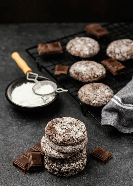 Foto alto ângulo de deliciosos biscoitos de chocolate com açúcar de confeiteiro