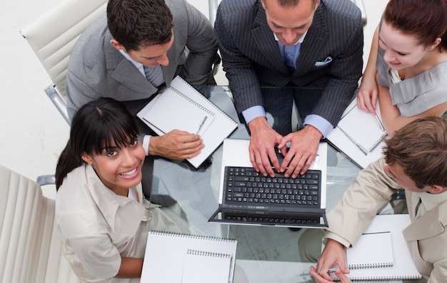 Alto ângulo de empresária sorridente trabalhando com sua equipe