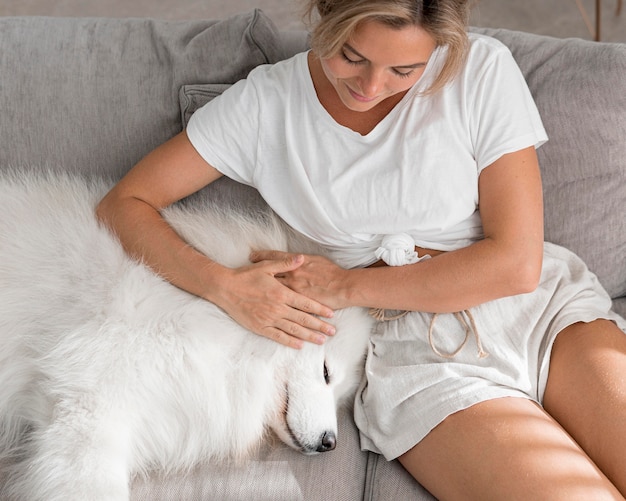 Alto ângulo de linda mulher e cachorro