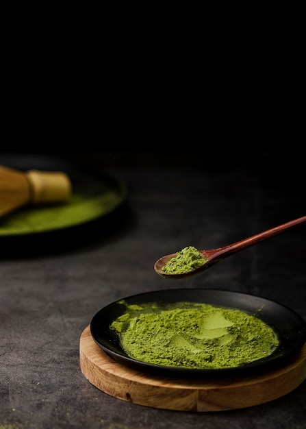 Foto alto ângulo de matcha chá em pó no prato