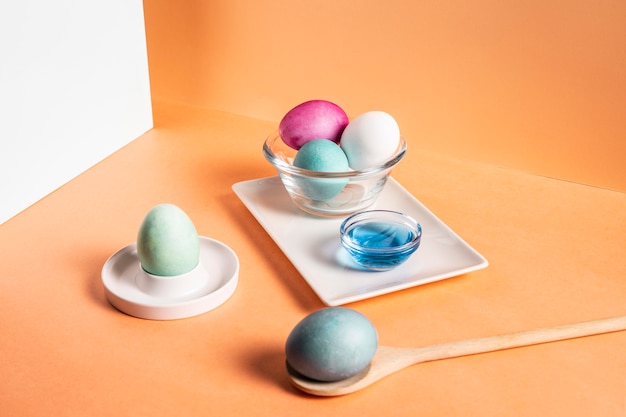 Alto ângulo de ovos de páscoa coloridos pintados no prato com tinta