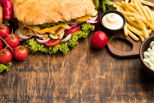 Alto ângulo de saboroso kebab com batatas fritas e espaço de cópia