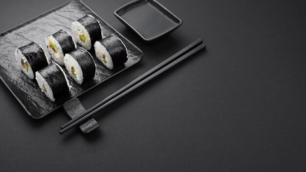 Foto alto ângulo de sushi rola na ardósia com espaço de cópia