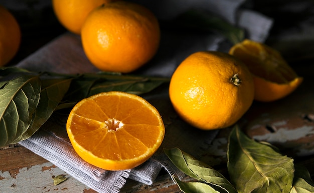 Foto alto ângulo de várias laranjas de outono com folhas