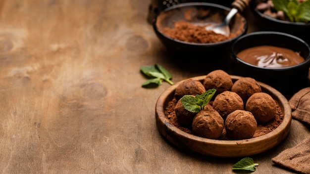 Foto alto ángulo de deliciosas bolas de chocolate con espacio de copia