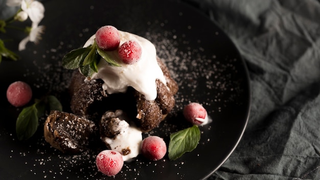 Foto alto ángulo de delicioso pastel de chocolate