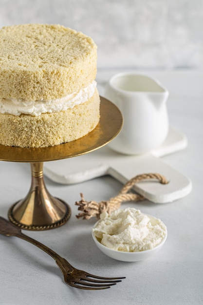 Foto alto ângulo do conceito de bolo delicioso