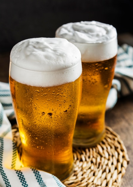 Foto alto ángulo de dos vasos de cerveza con paño