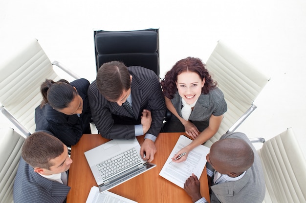 Foto alto ángulo de empresaria sonriente que trabaja con su equipo