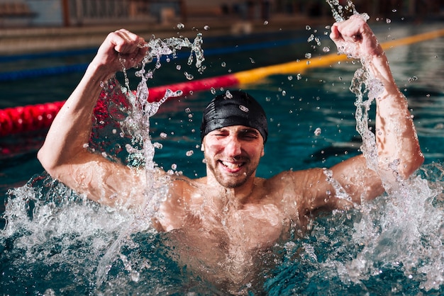 Alto ângulo feliz nadador masculino da vitória