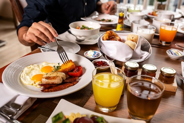 Alto ángulo de mesa con comida de desayuno