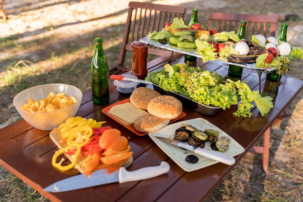 Foto alto ángulo de mesa dispuesta con comida para que los amigos se reúnan