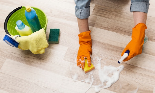 Foto alto ángulo de mujer limpiando el piso