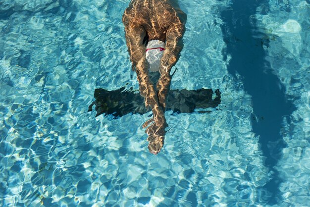 Foto alto ângulo nadador masculino piscina de água de alta qualidade e resolução belo conceito de foto