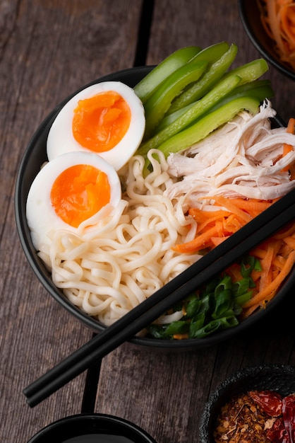 Foto alto ángulo de plato tradicional asiático con huevos con fideos