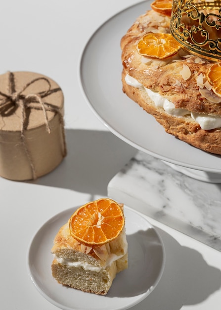 Foto alto ángulo de postre del día de la epifanía con cítricos secos y regalo