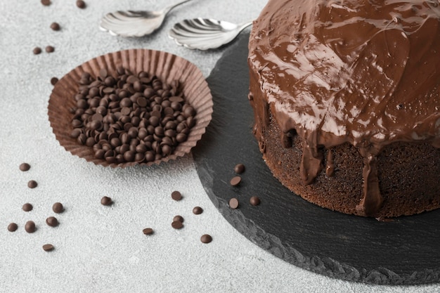 Foto alto ángulo de tarta de chocolate con chispas de chocolate