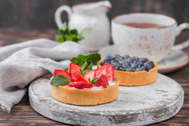 Alto ángulo de tartas de frutas con té y menta