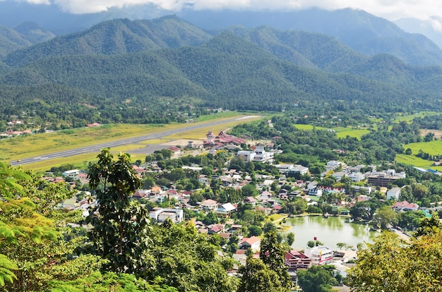 Un alto ángulo de vista del paisaje de la ciudad en el valle en la provincia de Mae Hong Son, Tailandia
