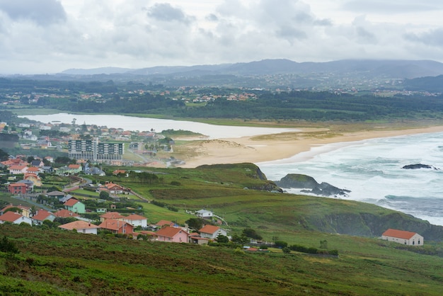 Un alto ángulo de vista de la playa de frouxeira o valdovio en una provincia de corua galicia españa