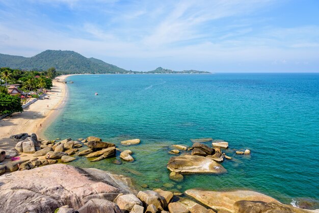 Un alto ángulo de vista de la playa de Lamai mar azul bajo el cielo de verano de la isla de Koh Samui en Tailandia