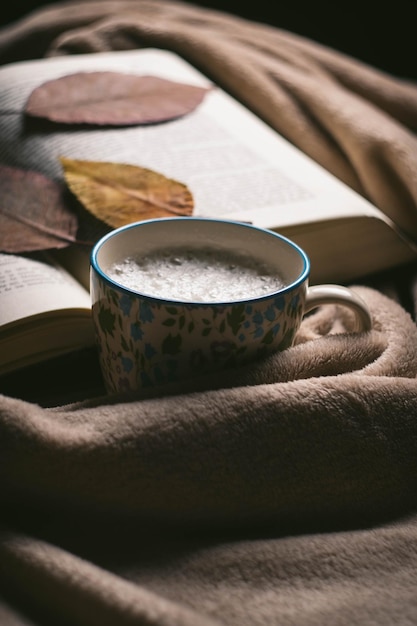 Un alto ángulo de visualización de la taza de café en ropa de abrigo CoffeeTime