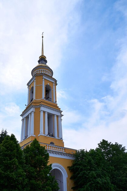 El alto campanario antiguo en el Kremlin de Kolomna contra el cielo
