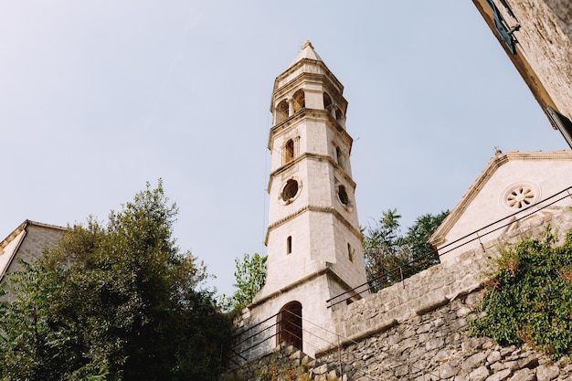 Alto campanario de la iglesia de nuestra señora del rosario en perast montenegro