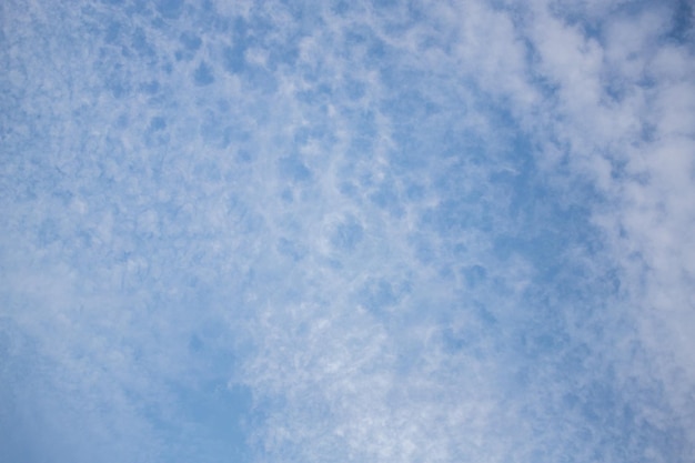 Alto cielo azul. Nubes onduladas. Alturas celestiales. Fondo del cielo.