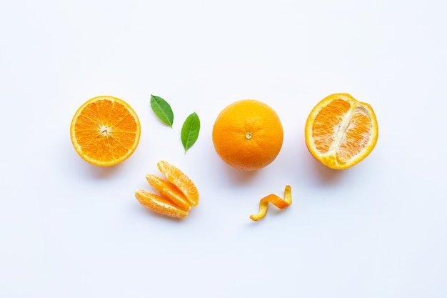 Alto contenido de vitamina C. Cítricos frescos de naranja con hojas aisladas en blanco.