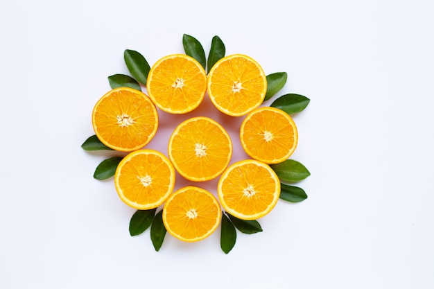 Alto contenido de vitamina C. Cítricos frescos de naranja con hojas aisladas en blanco
