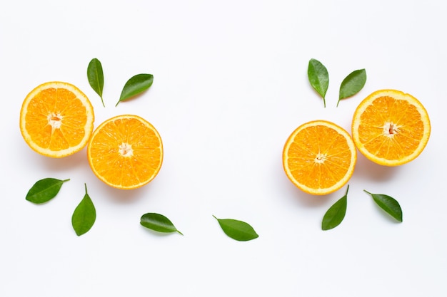 Alto contenido de vitamina C. Fruta cítrica naranja fresca con hojas aisladas en blanco.