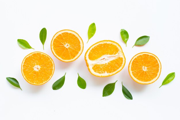 Alto contenido de vitamina C. Fruta cítrica naranja fresca con hojas aisladas en blanco.