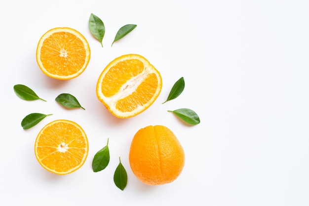 Alto contenido de vitamina C. Fruta cítrica naranja fresca con hojas aisladas, copyspace