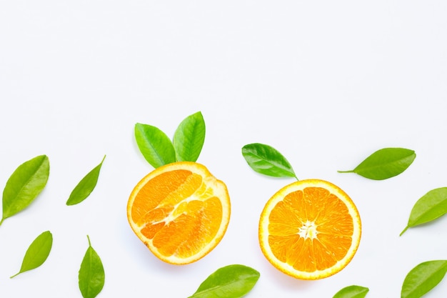 Alto contenido de vitamina C, fruta naranja fresca JFresh con hojas verdes sobre blanco aislado.