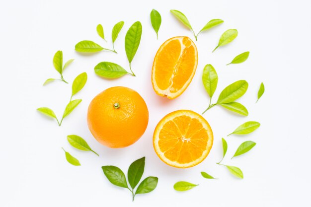 Alto contenido de vitamina C, jugosa y dulce. Fruta fresca de naranja con hojas verdes sobre fondo blanco.