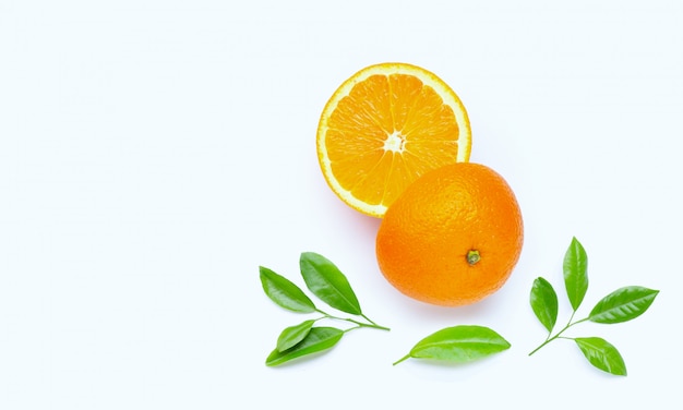 Alto contenido de vitamina C, jugosa y dulce. Fruta fresca de naranja sobre fondo blanco.