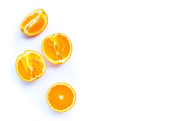 Alto contenido de vitamina C, jugosa y dulce. Fruta fresca de naranja sobre fondo blanco.