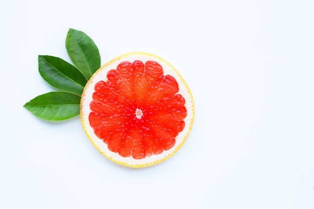 Alto contenido de vitamina C. Jugosas rodajas de pomelo con hojas en blanco