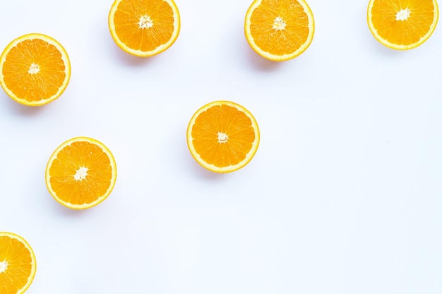 Alto contenido de vitamina C, jugoso y dulce. Fruta naranja fresca sobre fondo blanco.