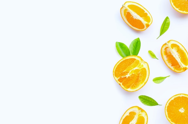 Alto contenido de vitamina C, jugoso y dulce. Fruta naranja fresca sobre superficie blanca.