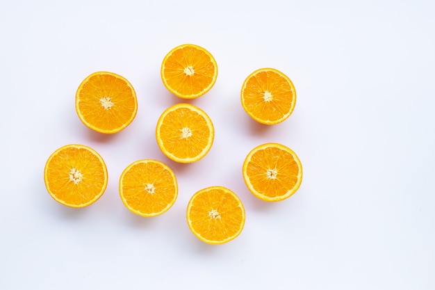 Alto contenido de vitamina C. Naranja fresca cítricos en blanco