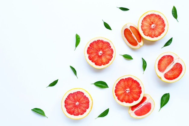 Alto contenido de vitamina C. Pomelo jugoso en blanco.