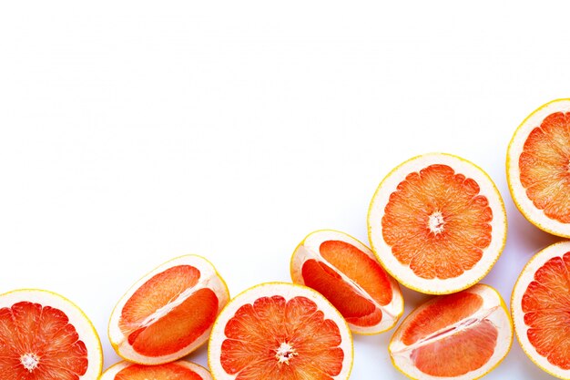 Alto contenido de vitamina C. Pomelo jugoso en blanco.