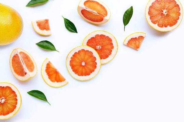 Alto contenido de vitamina C. Pomelo jugoso en blanco.