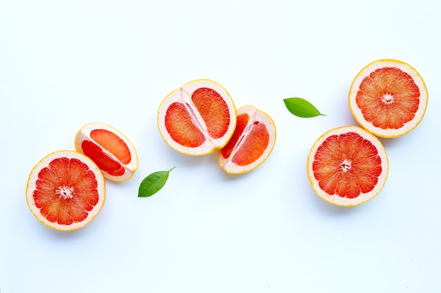 Alto contenido de vitamina C. Pomelo jugoso con hojas en blanco.